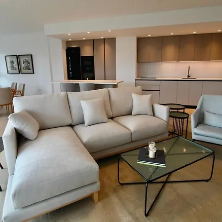 Centric Apartment With Sea And Mountain Views